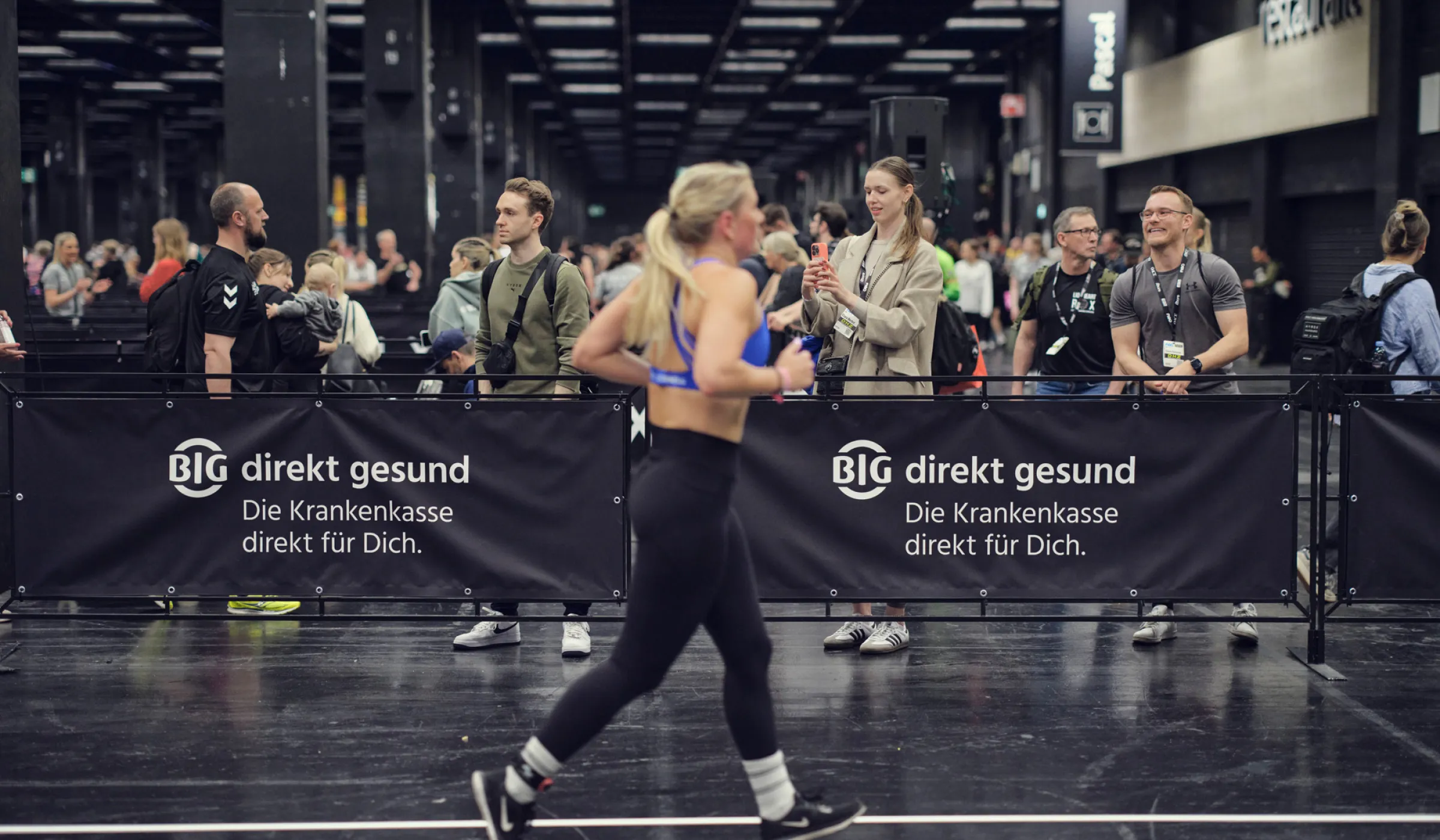 HYROX-Teilnehmerin beim Laufen