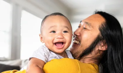Junge Vater mit Baby